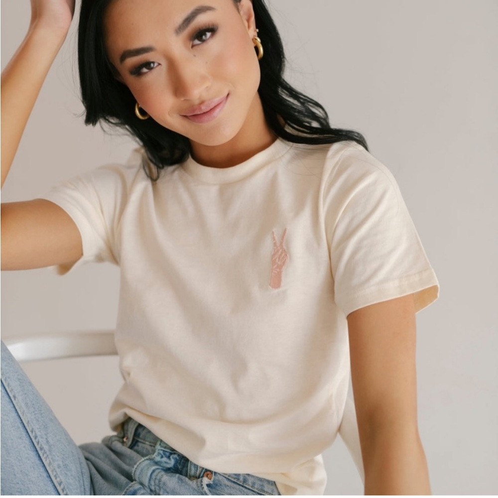 NEW POLISHED PRINTS good vibes peace embroidered tee in ivy